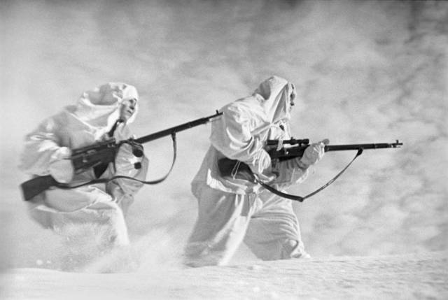 Советские снайперы, вооруженные винтовками Мосина с оптическим прицелом, 1941 год