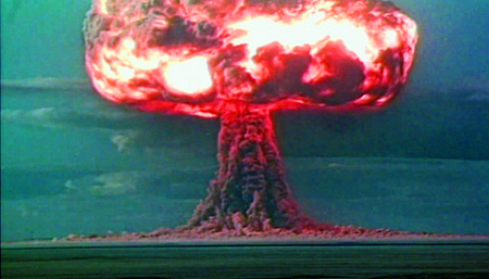 Советский термоядерный взрыв был осуществлен 12 августа 1953 года. Это было первое в мире испытание транспортабельной бомбы. Ничего подобного в тот момент у США не было. Кадр из кинохроники 1953 года