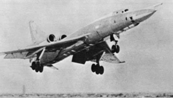 Советский самолет Ту-22 во время взлета