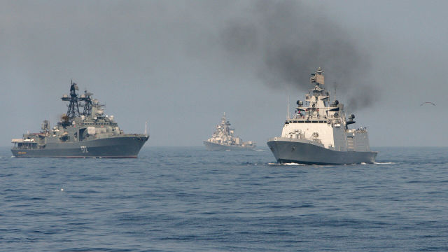Совместное маневрирование индийских и российских военных кораблей во время военно-морских учений "ИНДРА - 2014"