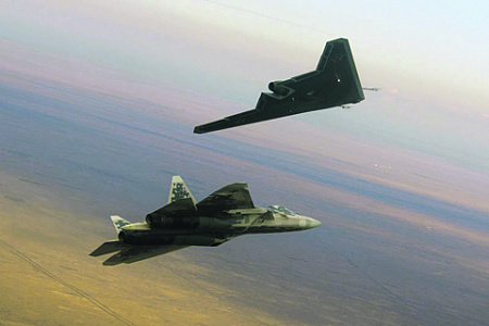 Совместный полет истребителя Су-57 и дрона «Охотник» стал сенсацией прошлого года. Фото с сайта www.mil.ru