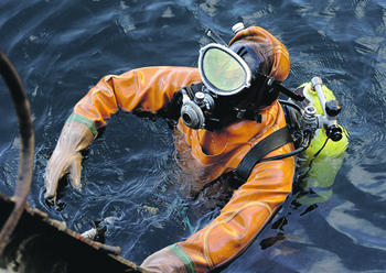 Современное водолазное снаряжение обеспечивает всплытие с глубины 200 метров. Фото с сайта www.mil.ru
