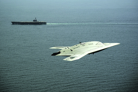Современные беспилотники все чаще рассматриваются в качестве эскорта для пилотируемых самолетов. Фото с сайта www.navy.mil