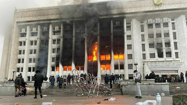 Сожженные административные здания - только часть ущерба, который уже понес Казахстан