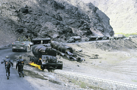 Сожженные бензовозы на одной из дорог Афганистана. Фото © РИА Новости