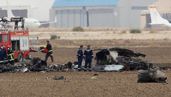 Спасатели на месте крушения истребителя F-18 ВВС Испании, который разбился на авиабазе Торрехон-де-Ардос, Испания. 17 октября 2017