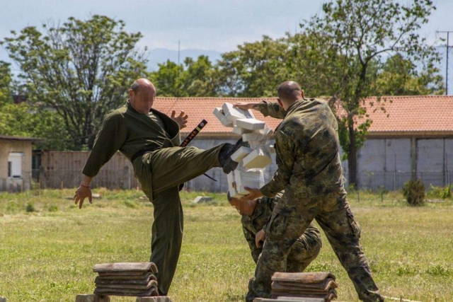Специалист ВС Болгарии демонстрирует навыки рукопашного боя. Церимония закрытия учения Trojan Footprint 21, Пловдив, Болгария, 13 мая 2021 года.