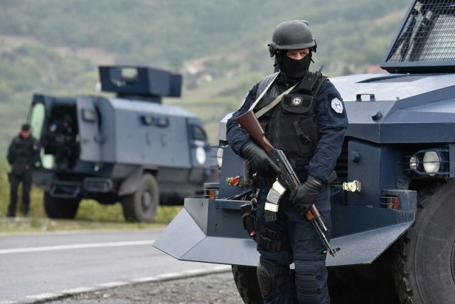 Спецназ полиции Косово во время протеста косовских сербов в Ярине