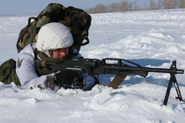 Военнослужащий ВС РФ с пулеметом "Печенег"