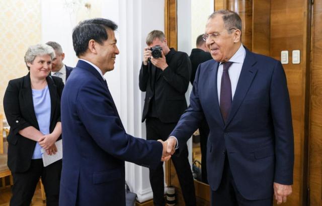 Спецпредставитель КНР Ли Хуэй и министр иностранных дел РФ Сергей Лавров
