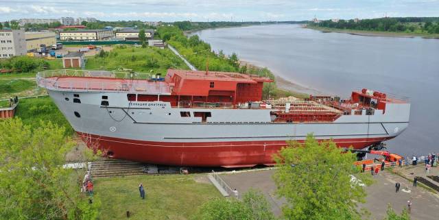 Спуск на воду морского транспорта вооружения проекта 20360М "Геннадий Дмитриев"