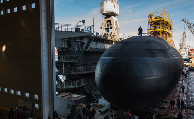 Спуск на воду подводной лодки "Великий Новгород" проекта 636 для Черноморского флота ВМФ России на АО "Адмиралтейские верфи" в Санкт-Петербурге. 2016