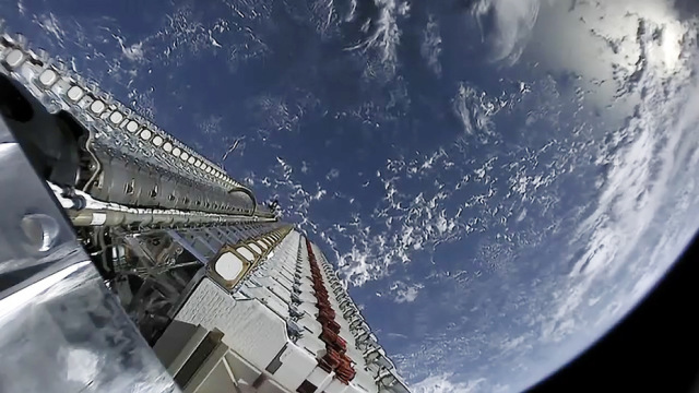 Спутники системы Starlink на диспенсере в космосе, 24 мая 2019 года. SpaceX