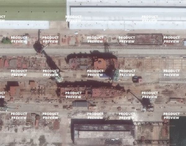 Спутниковый снимок, датированный 28.02.2017 и показывающий часть строящихся кораблей и судов на открытом стапеле ООО "Судостроительный завод "Залив" в