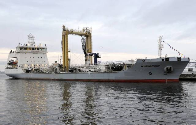 Средний морской танкер "Академик Пашин"