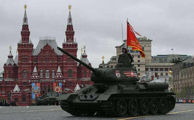 Средний танк Т-34-85 на военном параде