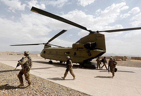 США никак не могут окончательно попрощаться с Афганистаном. Американские военные десантируются из вертолета «Чинук» в провинции Урузган, июль 2017 года. Фото Reuters