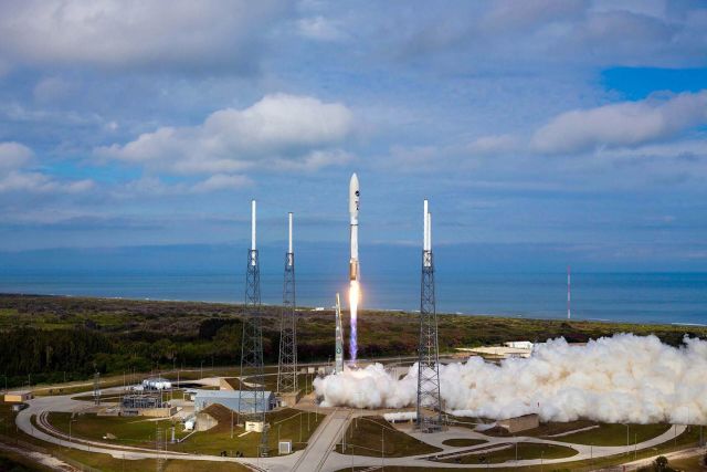 Старт ракеты Atlas V со спутником Вооруженных сил США с мыса Канаверал, штат Флорида
