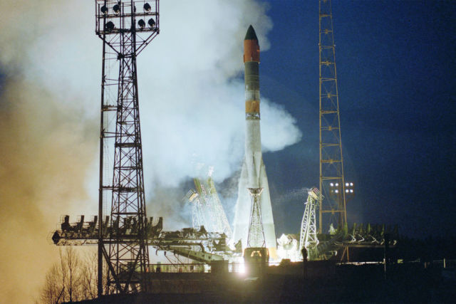 Старт ракеты-носителя "Союз" со спутником "Фотон" на космодроме "Плесецк", 1990 год