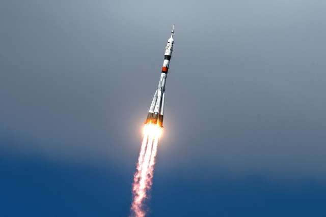 Старт с космодрома Байконур ракеты-носителя «Союз-2.1а» с пилотируемым кораблем «Союз МС-16»