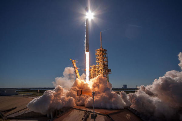 Старт американской ракеты-носителя Falcon 9