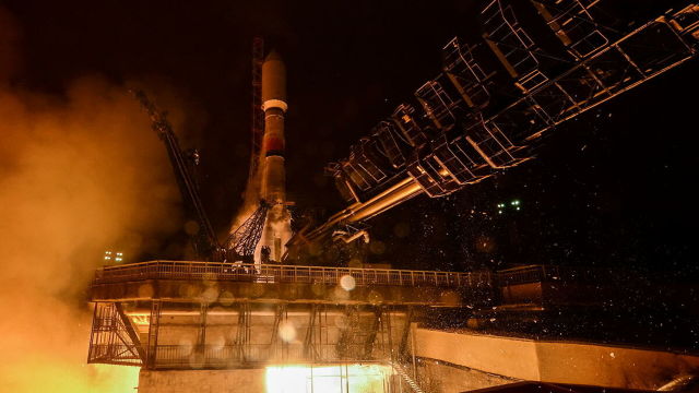 Старт ракеты-носителя "Союз-2.1б" со спутником связи "Гонец-М" с космодрома Плесецк