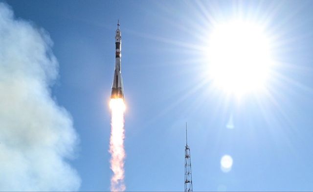 Старт ракеты-носителя "Союз-ФГ" с пилотируемым кораблем "Союз МС-10"