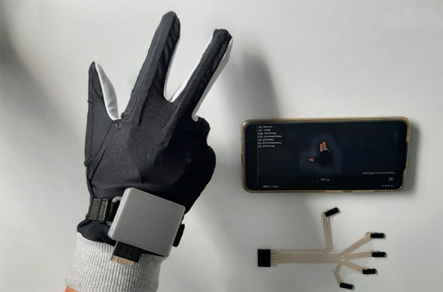 Стартап «Принтосенс» Наноцентра Мордовии адаптировал кибер-перчатку для управления промышленными роботами