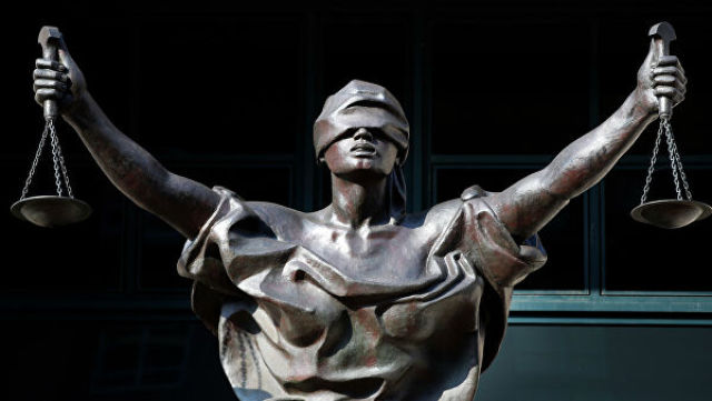 Статуя Фемиды у здания суда в США