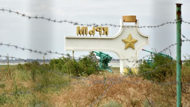 Стела с надписью "Крым" у пункта пропуска "Джанкой" на границе России. Архивное фото