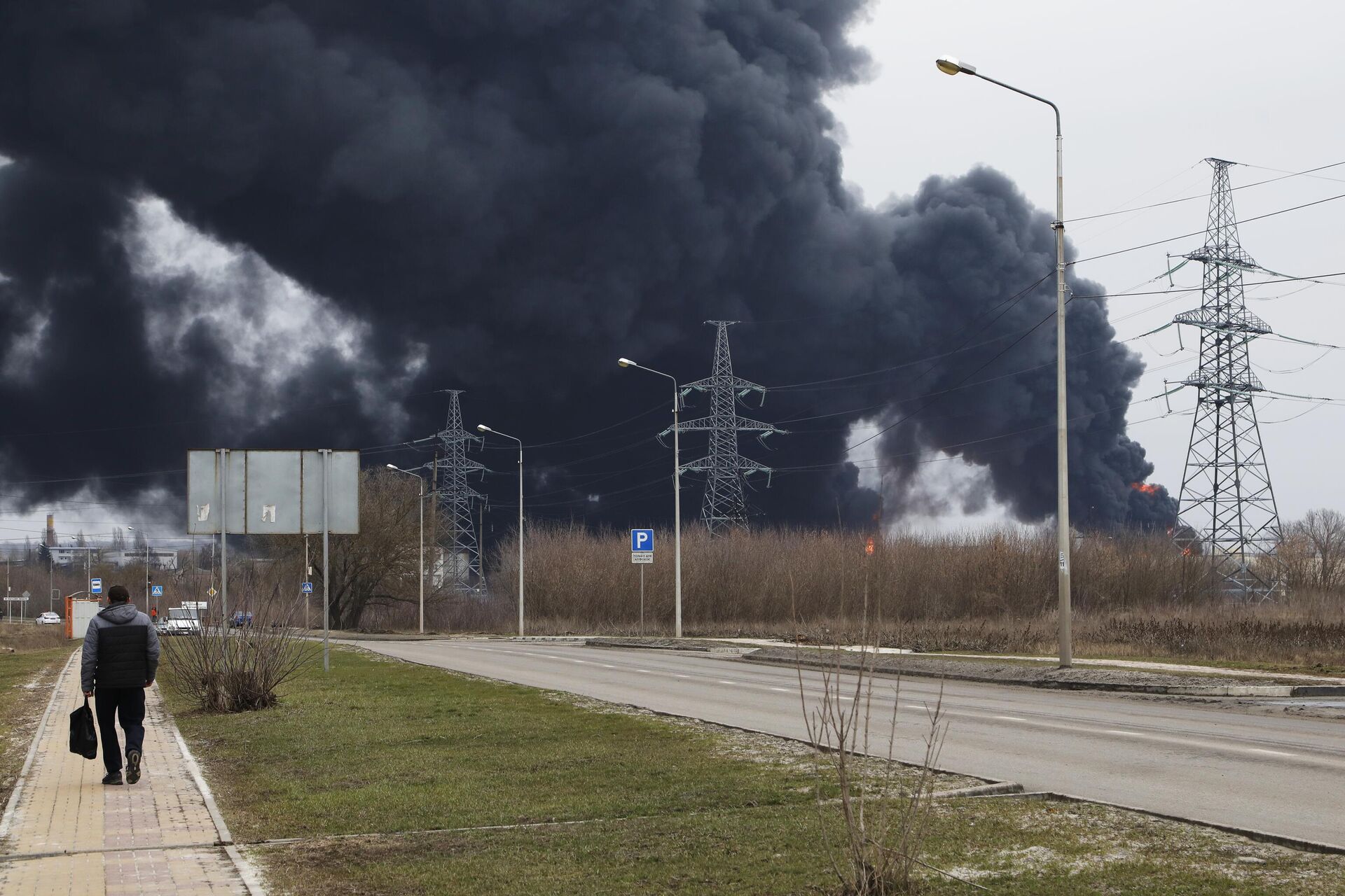 Последствия удара по белгороду. Взрыв нефтебазы в Белгороде. Белгород бомбежка 2022. Нефтебаза Белгород. Пожары.