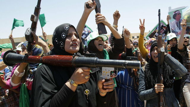 Сторонницы ливийского лидера Муаммара Каддафи в городе Бени-Валид, Ливия. Июнь 2011