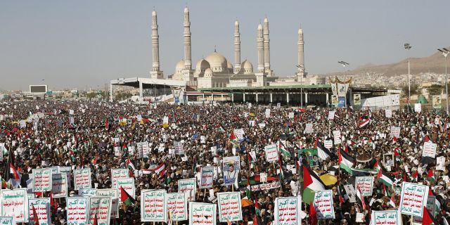 Сторонники хуситов принимают участие в акции протеста в городе Сана (Йемен) против авиаударов под руководством Соединенных Штатов. 12 января 2024 года