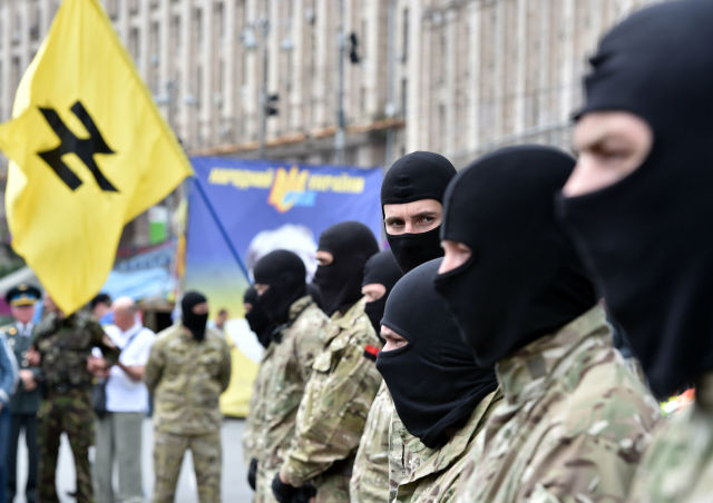 Сторонники радикального движения "Правый сектор"* в Киеве