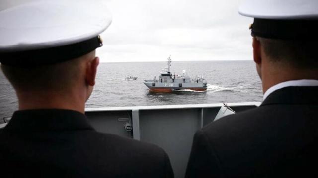Сторожевой корабль типа «Скрунда» «Елгава» во время парада ВМС Латвии в Рижском заливе