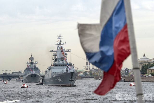 Сторожевой корабль Адмирал Макаров и корвет Стойкий (слева направо) в акватории Невы в преддверии парада в честь Дня ВМФ. Архивное фото