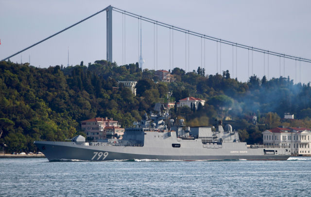 Сторожевой корабль ВМФ РФ "Адмирал Макаров" в проливе Босфор