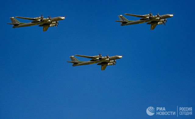 Стратегические бомбардировщики-ракетоносцы Ту-95МС. Архивное фото