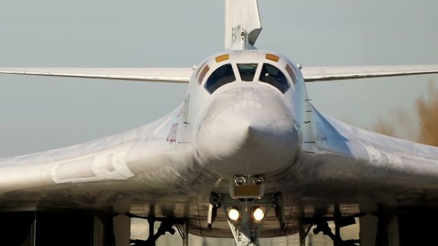 Стратегический бомбардировщик-ракетоносец Ту-160 ВКС РФ на аэродроме