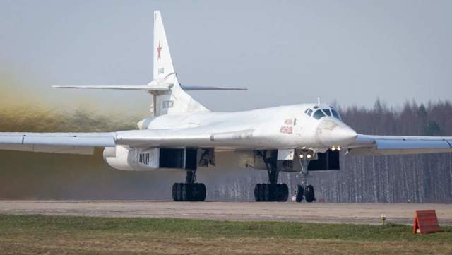 Стратегический бомбардировщик-ракетоносец Ту-160М на авиабазе в Энгельсе