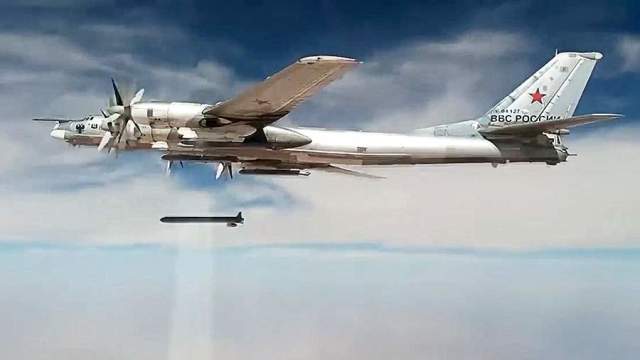 Стратегический бомбардировщик-ракетоносец Ту-95МС наносит удары крылатыми ракетами Х-101
