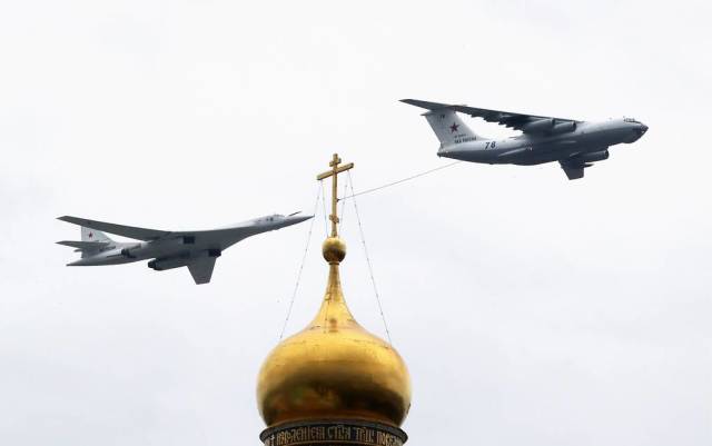 Стратегический бомбардировщик Ту-160 и самолет-заправщик Ил-78