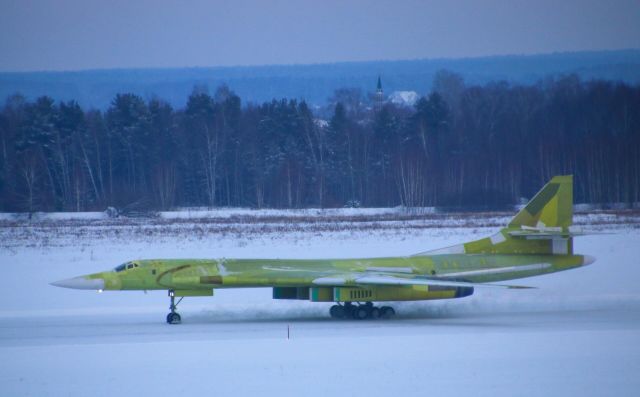 Стратегический сверхзвуковой бомбардировщик-ракетоносец Ту-160М на аэродроме Казанского авиационного завода
