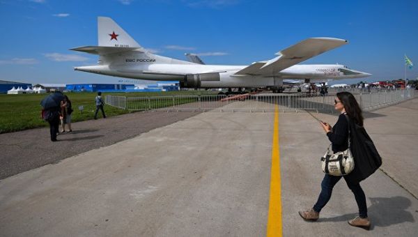 Стратегический бомбардировщик-ракетоносец Ту-160 Николай Кузнецов на МАКС-2017. Архивное фото