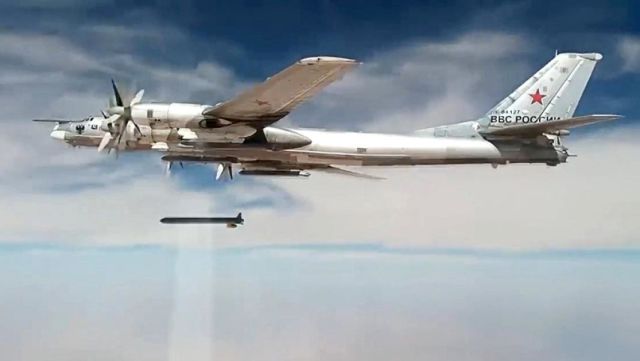 Стратегический бомбардировщик-ракетоносец Ту-95МС наносит удары крылатыми ракетами Х-101 по объектам террористов в Сирии