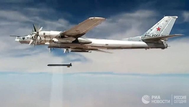 Стратегический бомбардировщик-ракетоносец Ту-95МС наносит удары крылатыми ракетами Х-101 по объектам террористов в Сирии. Архивное фото