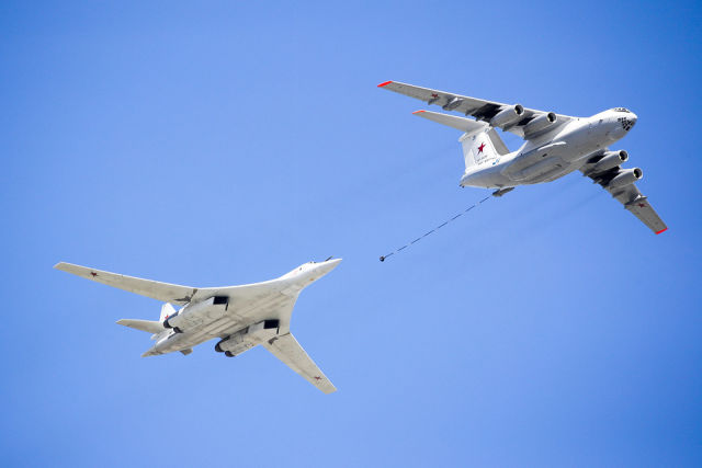 Стратегический ракетоносец Ту-160 и самолет-заправщик Ил-78
