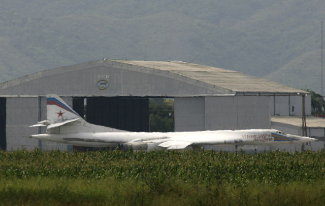 Стратегический ракетоносец Ту-160 на авиабазе El Libertador в Венесуэле, 2008 год
