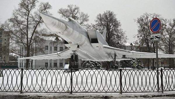 Стратегический ракетоносец Ту-160 на постаменте в Казани. 25 января 2018