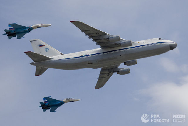 Стратегический военно-транспортный самолет Ан-124 Руслан в сопровождении двух истребителей Су-27. Архивное фото